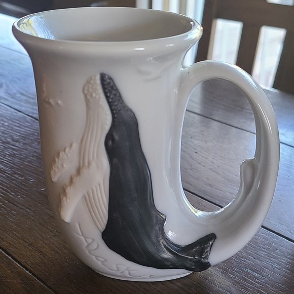 Set of horn shaped mugs Ocra whale and Beluga whale with seagulls Alaska - Picture 2 of 13